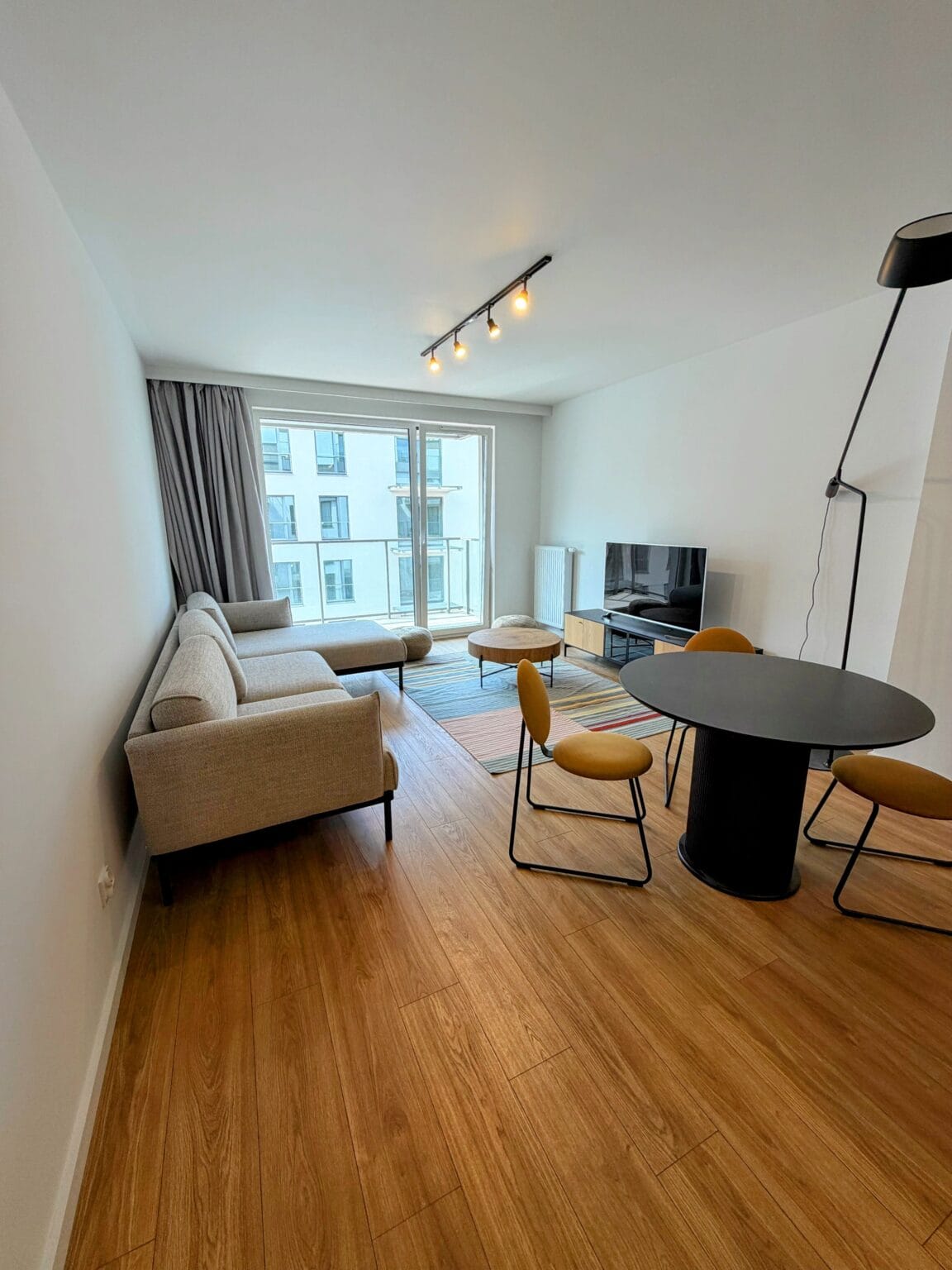 Jasny salon z Balkonem styl rustykalny