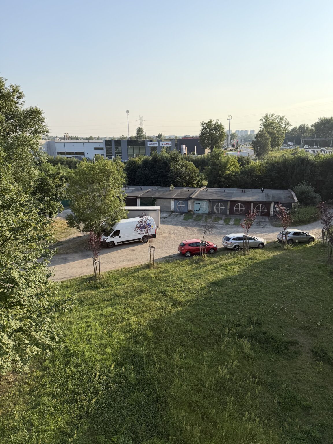 Widok z mieszkania na spokojną okolicę.