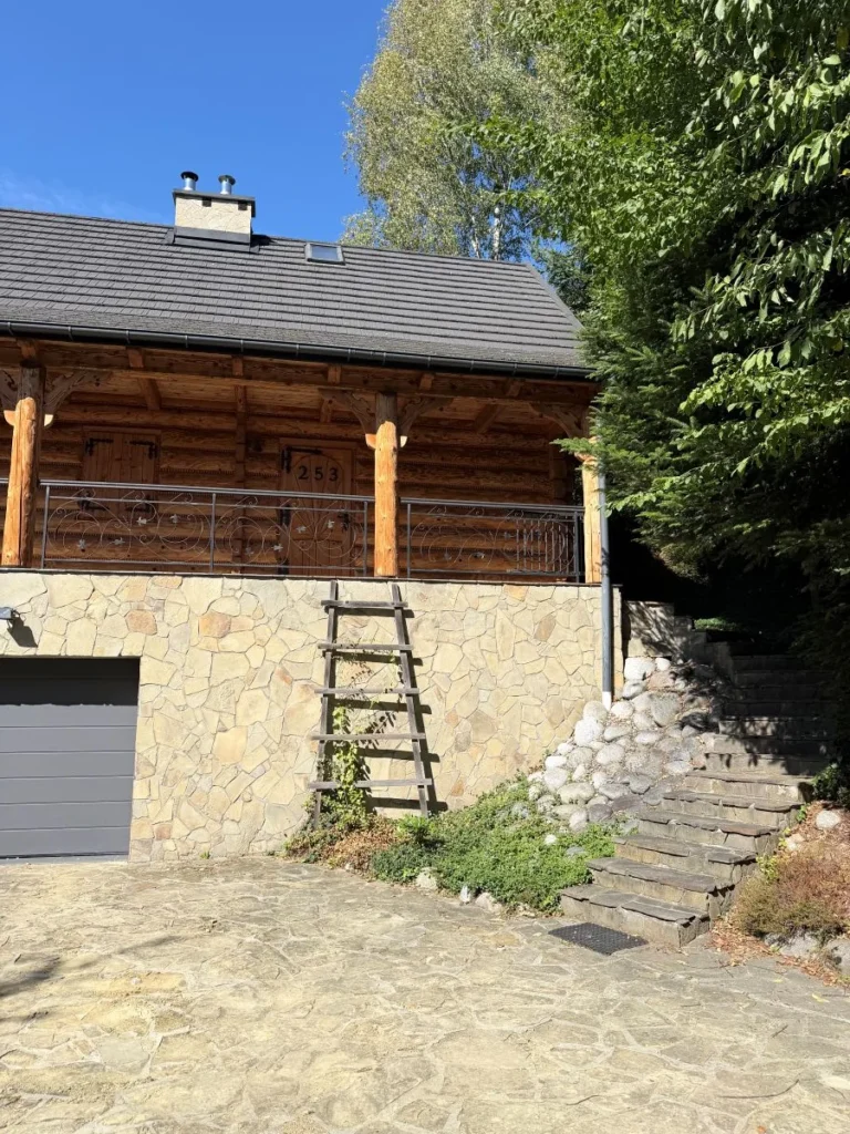 Balkon, kamienny cokół i schody przy domu w Rozdzielu
