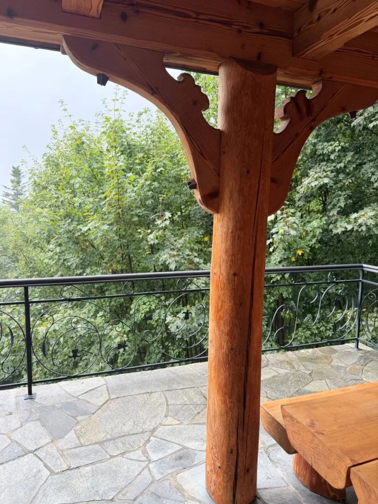 Zadaszony balkon z widokiem na drzewa