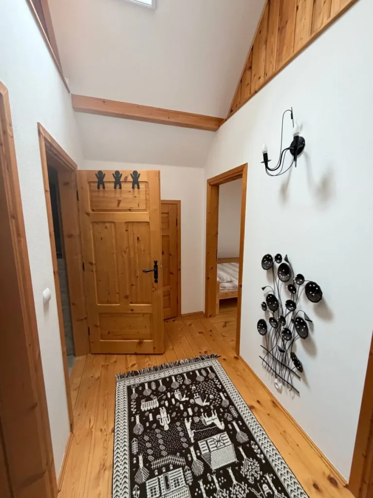 Korytarz z drewnianymi drzwiami i belkami stropowymi
